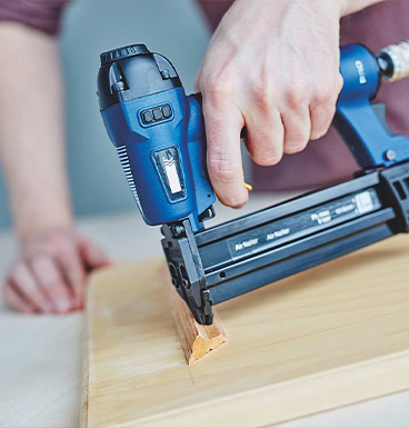 Pneumaattisen naulapistoolin käyttö.